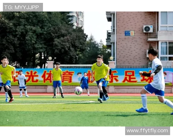 带铃铛的足球明星在绿茵场上闪耀光芒与激情的完美结合