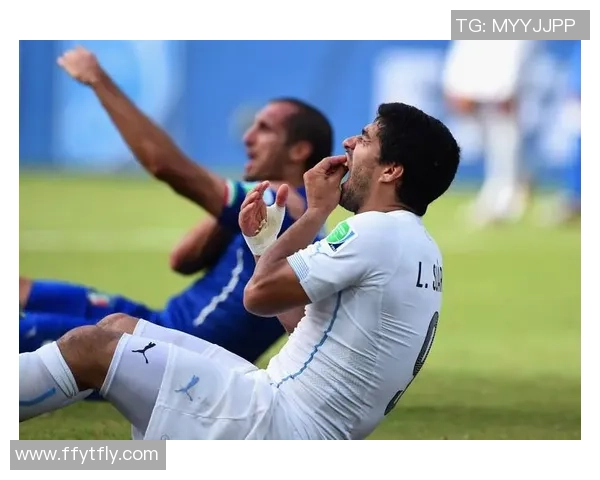 足球明星身着纯白西装展现优雅风采的精彩瞬间