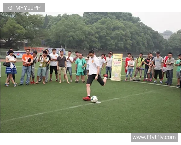 足球明星与粉丝亲密互动瞬间大揭秘让我们一起感受他们的温暖与热情 足球明星与粉丝亲密互动瞬间大揭秘让我们一起感受他们的温暖与热情