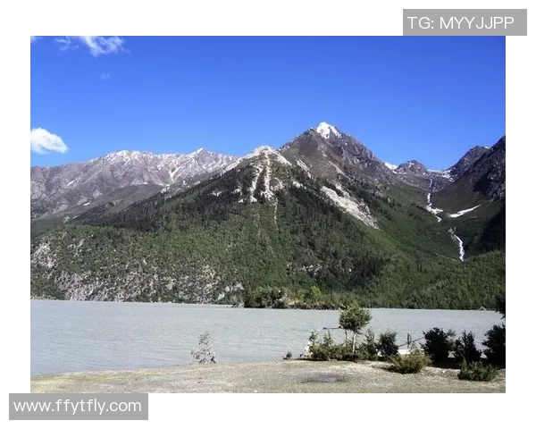 足球明星携手青藏高原在拉萨展开激情四溢的足球友谊赛 足球明星携手青藏高原在拉萨展开激情四溢的足球友谊赛